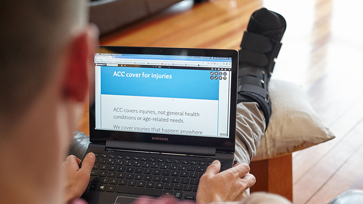 Client looks at the ACC site on a laptop