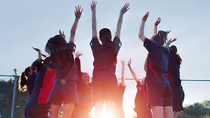 Kids playing netball