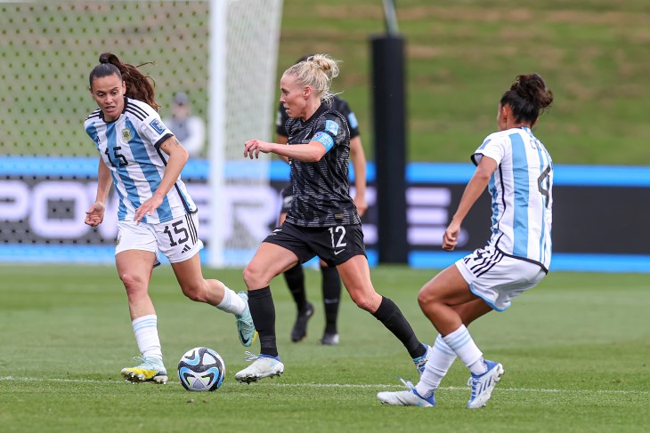 Betsy Hassett dribbling the ball in a match for the Football Ferns. 