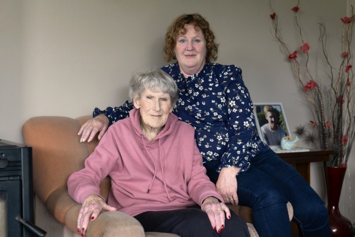 Linda Dingley sitting with her mother, Marilyn Chettleburgh.