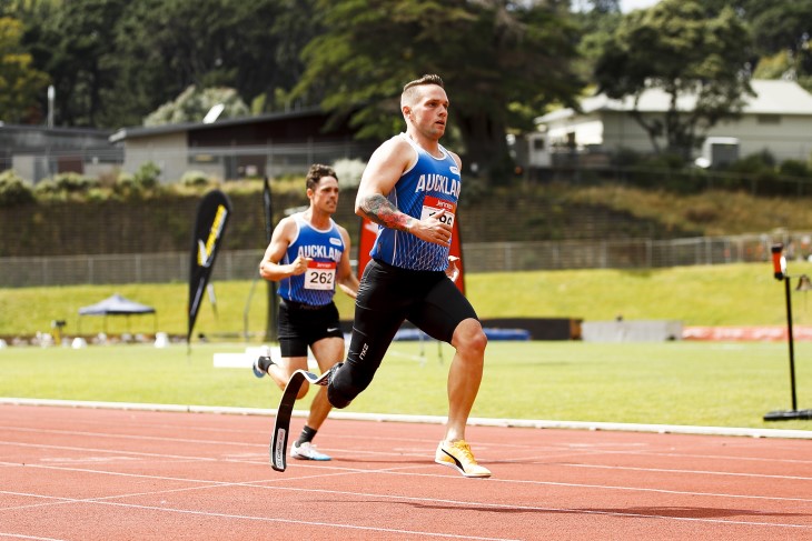 Para sprinter Mitch Joynt running during a race on a sunny day. 