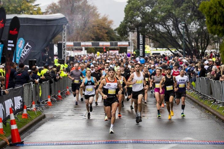 Competitors running towards the camera from the starting line of the Rotorua Marathon. 